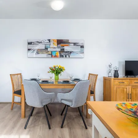 Stunning In With Kitchen Apartment *
